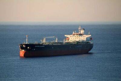 Обход санкций ЕС: Российскую нефть перегружают для продажи у побережья Греции — Bloomberg