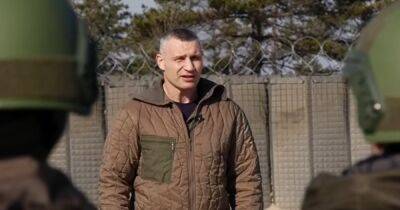 Виталий Кличко посетил одну из воинских частей и получил в подарок шлем, который спас жизнь бойца: "Это была помощь от города"