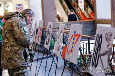 «Хронология войны»: в Харькове открылась выставка работ Стремоусова (фото)