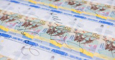 К годовщине вторжения НБУ выпустил необычную вертикальную банкноту: как она выглядит (ФОТО)