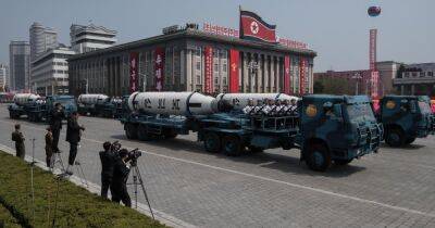 "Контрудар по враждебным силам": КНДР запустила 4 ядерные ракеты над Японским морем (фото)