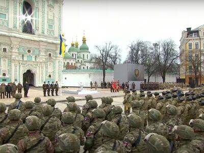 "Слава всем, кто сейчас в бою". На Софийской площади подняли флаг Украины и почтили память погибших защитников