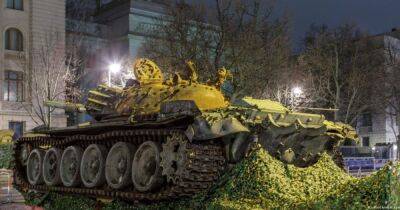 Звуки сирен, красная краска и танк: Посольствам России "досталось" в годовщину вторжения в Украину
