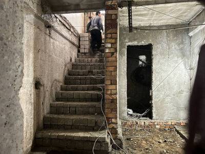 В Ташкенте мужчина решил расширить свою квартиру. Он пробил пол и снес несущие конструкции, чтобы захватить часть подвала