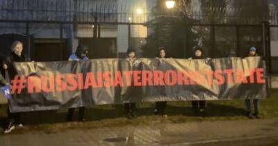 Активисты в Варшаве разбудили дипломатов из РФ взрывами и сигналами тревоги (видео)