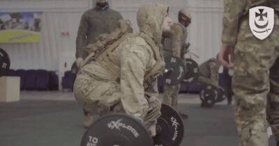 Со штангой и в экипировке: в "Гвардии наступления" показали, как тренируют новобранцев (видео)
