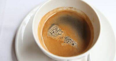 Чашка кофе до спортзала: ученые считают, что напиток поможет с интенсивными тренировками
