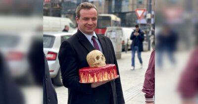 В Сербии активист принес послу РФ "торт смерти", украшенный черепом (фото)