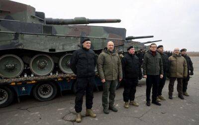 Шмыгаль показал первые украинские танки Leopard