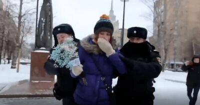 В РФ задерживают людей, несущих цветы к памятникам Тарасу Шевченко и Лесе Украинке (видео)