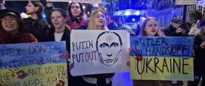 В Варшаве тысячи человек вышли на акцию протеста под посольство россии