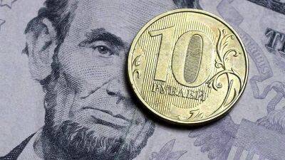 Курс доллара превысил на Мосбирже 76 рублей впервые с 22 апреля