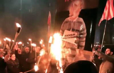 В Армении люди поддержали Украины и сожгли портрет Путина – фото и видео
