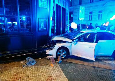 В центре Праги автомобиль вылетел на тротуар и сбил троих пешеходов