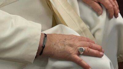 Папе Римскому Франциску подарили браслет из «Азовстали»
