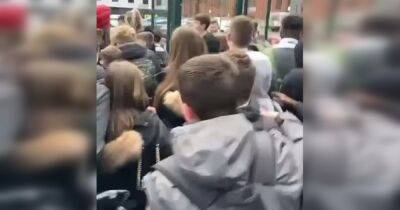В школах Великобритании ученикам запрещают выходить в туалеты на уроках: дети бунтуют (фото) - focus.ua - Украина - Англия - Бостон - Великобритания - Протесты