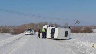 Пассажирская "ГАЗель" опрокинулась в Омской области, пострадала пассажирка