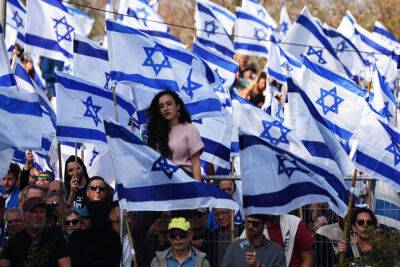 Кто развесил по всему Израилю плакаты в поддержку «правовой реформы»?