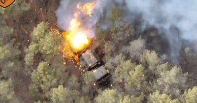 Украинские артиллеристы уничтожили российский грузовик "Медведь" с боеприпасами (видео)