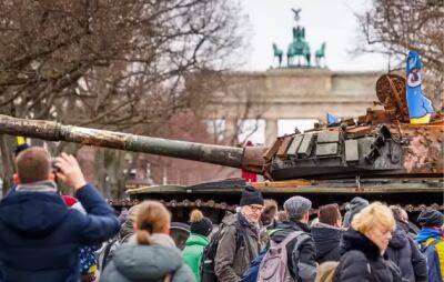 В Берлине на акции за мир осквернили флаг Украині - видео