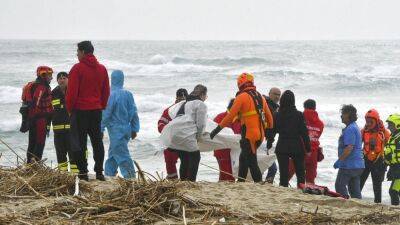 Не менее 40 мигрантов погибли в море на юге Италии