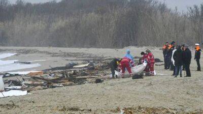 Лодка с мигрантами разбилась у берегов Италии, более 40 человек погибли: видео