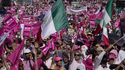 В Мехико прошла многотысячная акция протеста против реформы избирательной системы