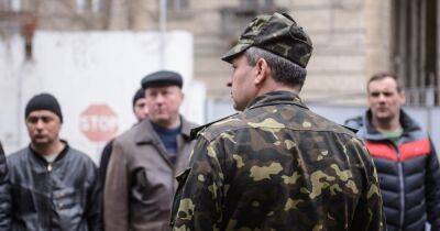 Отправка на фронт людей без опыта: более 50% украинцев знают о "произволе" военкомов, – соцопрос