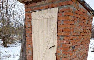 В РФ матери «мобика» подарили двери для туалета