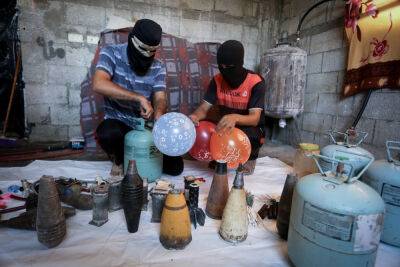 Палестинцы возобновляют запуски зажигательных шаров «в знак солидарности с Хаварой»