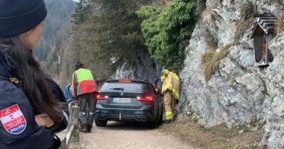 Пожилой водитель заряженного универсала BMW застрял на туристической тропе (фото)