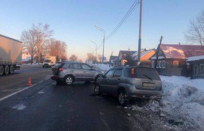 На трассе М10 в Тверской области в ДТП с тремя машинами пострадали два водителя