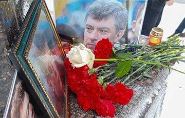 В городах России появились стихийные мемориалы в годовщину убийства Немцова