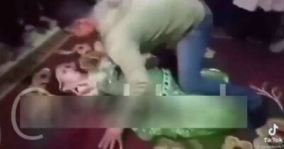 В Узбекистане молодая танцовщица и ревнивая супруга сошлись в танцевальном батле за мужчину. Видео