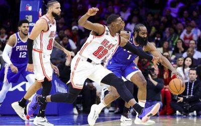 НБА: Бостон уступил Нью-Йорку и потерял лидерство, Шарлотт одолел Детройт