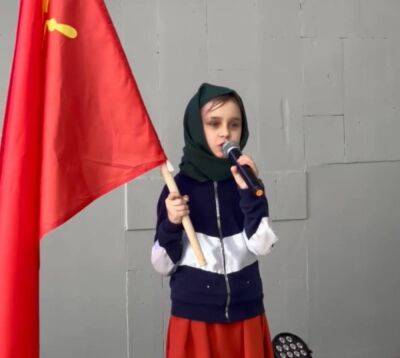 Бабушка с красным флагом - в России школьница вышла в костюме и прочитала стихи - видео