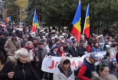 В Молдове началось: в Кишинев свезли десятки автобусов с людьми, идут стычки с полицией - город трясет. Видео