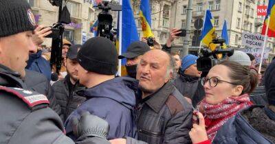 В Молдове сторонники пророссийских партий на протесте разорвали изображение Санду (видео)
