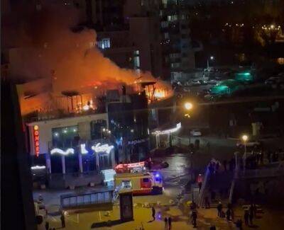 В Краснодаре произошел масштабный пожар в ресторане: огонь пытаются потушить более 90 спасателей