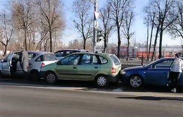 В Гродно столкнулись шесть автомобилей