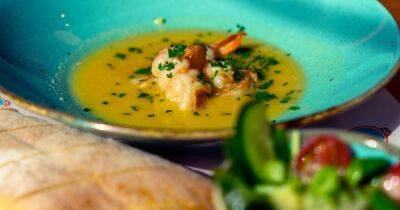 Такого вы точно не пробовали: рецепт супа "Биск" из панцирей креветок