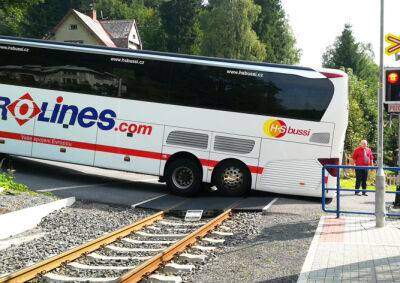 Автобус застрял на железнодорожном переезде в Чехии: видео