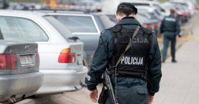 Полиция Литвы предупреждает о мошенниках на дорогах: когда останавливаться, а когда звать на помощь