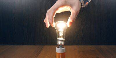 Бесплатно получить энергосберегающие лампочки можно не только за себя: что нужно взять