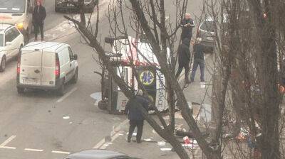 В Киеве перевернулась "скорая", пострадал водитель