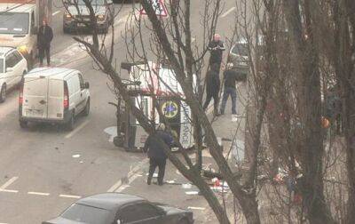 В Киеве перевернулось авто скорой помощи, пострадал водитель