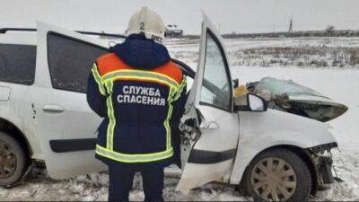 В ДТП с участием «Ларгуса» и грузовика в Саратовской области погибли 4 человека, еще 2 серьезно пострадали