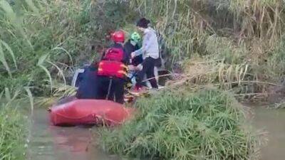 Видео: пожарные спасли людей из двух затопленных джипов в Петах-Тикве