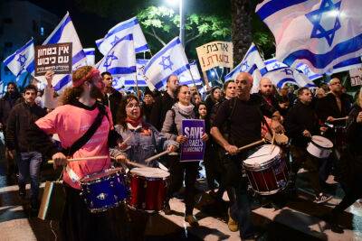 Пятая неделя протестов против «переворота» Нетанияху: десятки тысяч вышли на улицы по всей стране