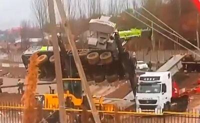 В Ташкентской области опрокинулся автокран, есть погибший. Видео